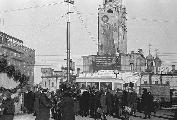 ссср На Страстной площади (пл. Пушкинская), Москва 1937 год (700x473, 239Kb)