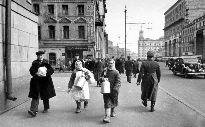 ссср Молочницы на Тверской улице, Москва 1947 год (700x435, 202Kb)