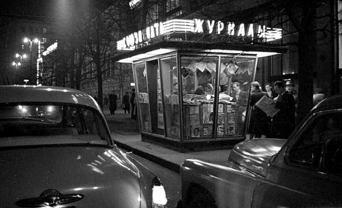 ссср Киоск «Союзпечать» перед проходной издательства и типографии «звестия». 1961 год (700x426, 178Kb)