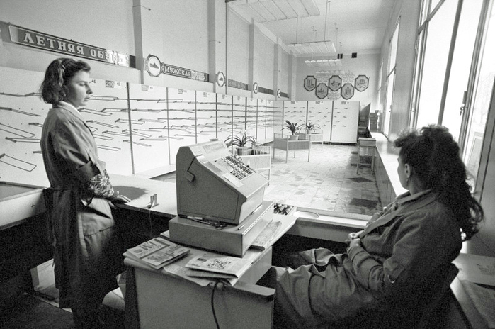 ссср В пустом обувном магазине, 1991 год, Москва (700x464, 238Kb)