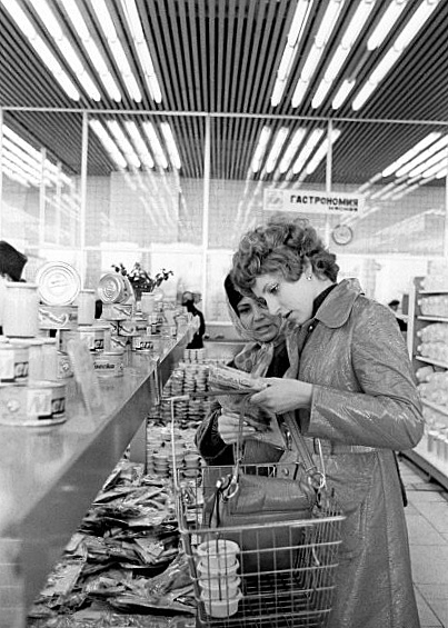 ссср Покупательницы в торговом зале одного из универсамов Москвы, 1973 год (403x565, 161Kb)