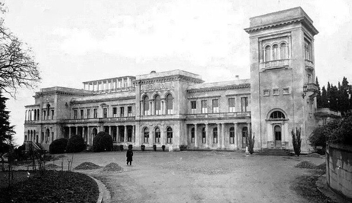 0 0 Ливадийский дворец после работ по восстановлению 1945 год (700x403, 189Kb)
