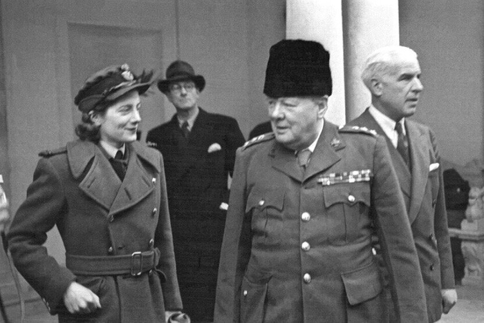 0 0 Уинстон Черчиль с дочерью Сарой. Крым 1945 г. (700x468, 197Kb)