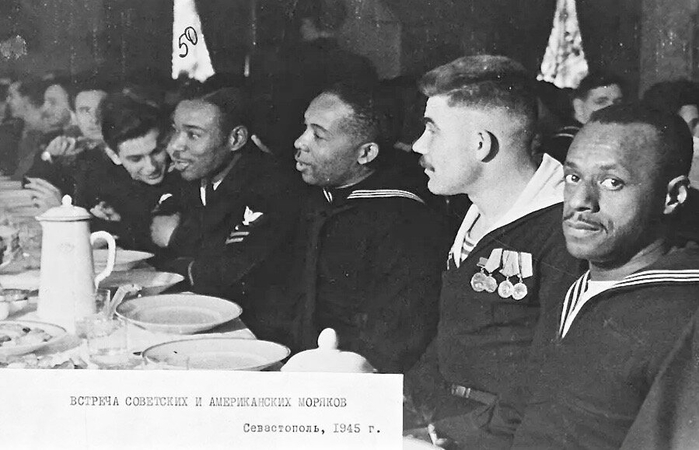 0 0 Встреча американских и советских моряков в Севастополе. Крым 1945 г. (700x450, 186Kb)
