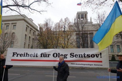 Німецькі інтелектуали вимагали звільнити Сенцова і Сущенка перед посольством РФ