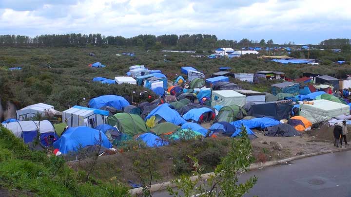 Dunkaana kooltu galtootaa kan “Bosona” jedhamuun waamamu mooraa baqattoottaaz Calais, Faransaay. (VOA/Niikoolas Piinawult)