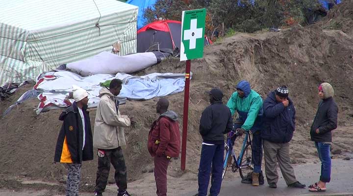 “The Jungle” ወይንም “ጫካው” የፍልሰተኞች መንደር በCalais/ካሌ-ፈረንሳይ። (ቪኦኤ/ ኒኮላ ፒኖ)