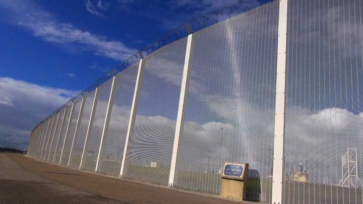 Une barrière de sécurité entourant le port de Calais près de “La Jungle” (VOA/Nicolas Pinault)