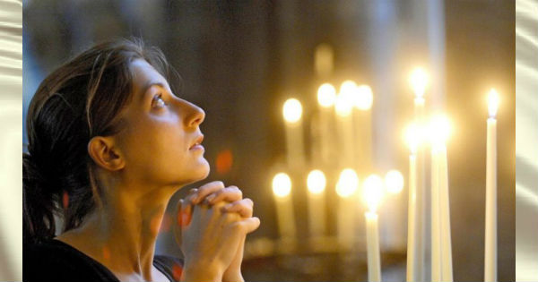 Young-woman-praying-in-church-xlarge-e1495889216145