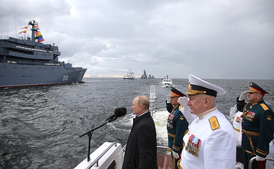 Перед началом основной части Главного военно-морского парада Верховный Главнокомандующий обошёл на катере парадную линию боевых кораблей на Кронштадтском рейде и приветствовал их экипажи. С Министром обороны Сергеем Шойгу, главнокомандующим Военно-Морским Флотом Николаем Евменовым и временно исполняющим обязанности командующего войсками Западного военного округа Владимиром Кочетковым.