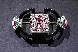 Брошь с египетскими мотивами, выполненная с использованием бриллиантов, розовых рубинов, изумрудов и оникса