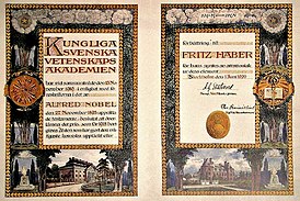 Фотография копии диплома Нобелевской премии по химии, вручённого Фрицу Габеру в 1919 году. Копия является частью выставки в музее Вроцлавского университета