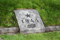 Памятный камень с указанием года захоронения военнослужащих в братской могиле