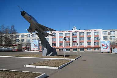 Памятник в виде МиГ-21 у здания СЭГЗ