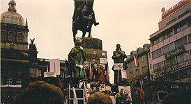 Трибуна демонстрантов у памятника святому Вацлаву в Праге