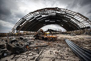 Последствия боёв в аэропорту Антонов и разрушенный Ан-225 «Мрия»