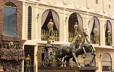 Конная статуя в Джемете, ресторан Колизей