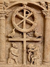 Композиция Анастасис (Воскресение) с хризмой (монограммой Христа). Боковая стенка древнеримского саркофага. Ок. 350 г. н. э. Мрамор. Ватиканские музеи