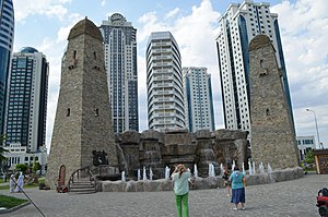 Памятник в виде горских башен на фоне «Грозный-сити»