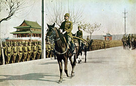 Macui Ivane tábornok bevonul az elfoglalt Nankingba. A város bevétele után mindmáig vitatott eseményekre került sor