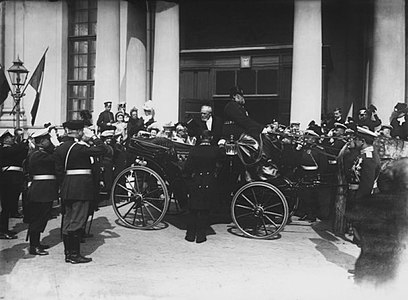 Президент Франции Э.Лубе отъезжает от Троицкого собора. Май 1902 год