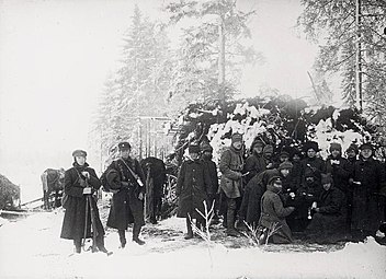 Обезоруженные воины СЗА (справа), которых интернируют в Советскую Россию, едят в лесу под охраной эстонских солдат (слева), февраль 1920 года