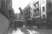 Баррикада из автомобилей, Варшава, 1944 год.