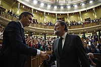 Sánchez shaking his hand with Rajoy