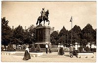 Памятник Петру I в Риге, возведённый в 1910 году и снятый с пьедестала для эвакуации в Петроград в 1915 году. Скульптор Шмидт-Кассель