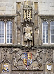 Статуя основателя колледжа Генриха VIII над Парадным входом