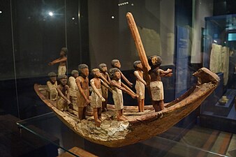 Модель погребальной ладьи с гребцами и двумя статуями в ковчеге. Среднее царство, ок. 2135 — 1650 до н. э.