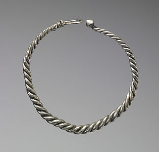 Серебряный торквес (шейный обруч); в той же технологии «скручивания» металлических нитей изготавливались браслеты и кольца