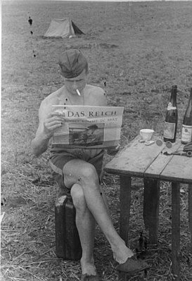 Немецкий солдат читает газету «Das Reich», 1941 год