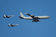KC-135 o Sbaen yn ail-lenwi tanwydd dau F-18