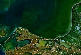 Таманский залив (слева) из космоса