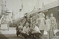 Турбоход «Металлург Аносов», некоторые члены экипажа и их семьи (фото из личного архива). Лето 1964 года. Верхнюю треть трубы покрасили в чёрный цвет