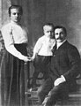 Дед и бабушка Владимира Путина, Спиридон Иванович и Ольга Ивановна Путины, с сыном Николаем, 1910 год
