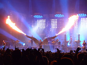 Rammstein исполняют песню «Engel» на Мэдисон-сквер-гарден (11 декабря 2010)