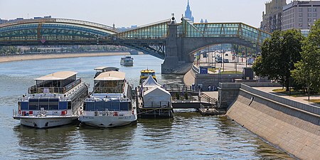 Речной причал Киевский вокзал на Москве реке.