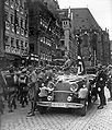Демонстрация национал-социалистов в Нюрнберге. Гитлер приветствует проходящих членов СА. 1935 г.