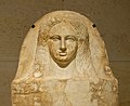 Крышка финикийского антропоидного саркофага женщины, сделанная из мрамора, 350–325 гг. до н. э., из Сидона, в настоящее время в Лувре
