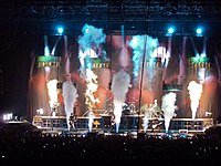 Исполнение «Keine Lust». Rammstein выступают на O2, Лондон, 24 февраля 2012 года.