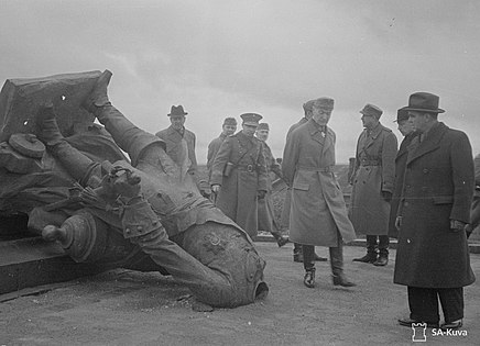 К. Г. Маннергейм, Р. Рюти и другие официальные лица у сброшенного памятника в 1941 году