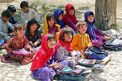 Младший класс в школе деревни Бамозай (неподалёку от Гардеза, Афганистан). У школы нет здания, и занятия проводятся на открытом воздухе