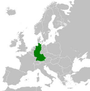 Территория Западной Германии (выделена тёмно-зелёным. Светло-зелёным выделена территория Западного Берлина)
