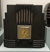 Радиоприемник, совмещенный с часами, 1935