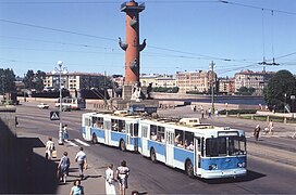 Поезд[13] из двух троллейбусов ЗиУ-9, соединенных по системе Владимира Веклича[12] на Биржевой площади, 1987 год