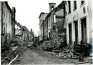 Разрушенный старый город Нарвы в 1944 году. Видна колокольня Спасо-Преображенского собора.