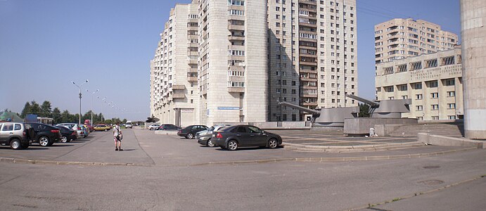Памятник «Кирову» на фоне жилого дома