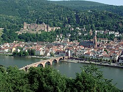 Heidelberg, dengan Istana Heidelberg terletak di bukit dan Old Bridge diatas Sungai Neckar